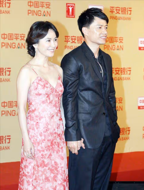 俞飛鴻刻意扮美反而顯老,黃色弔帶裙緊緻修身,可惜粉底塗得太厚