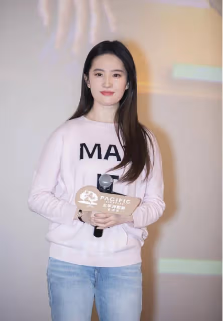 劉亦菲胖了更像「趙靈兒」,穿牛仔褲配衛衣,美成18歲的樣子