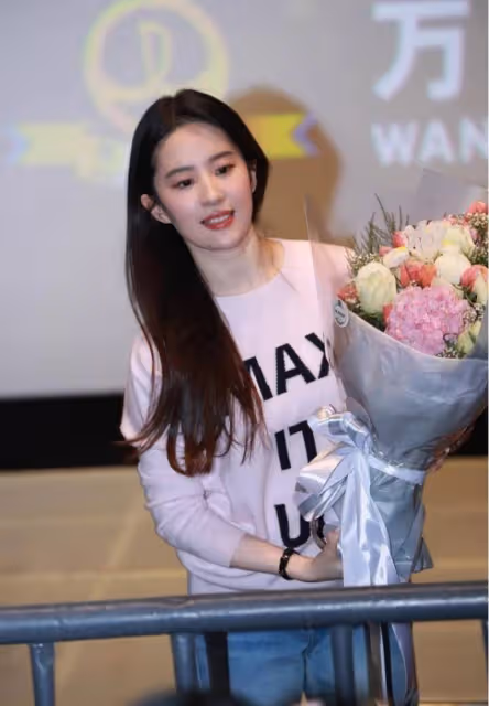 劉亦菲胖了更像「趙靈兒」,穿牛仔褲配衛衣,美成18歲的樣子