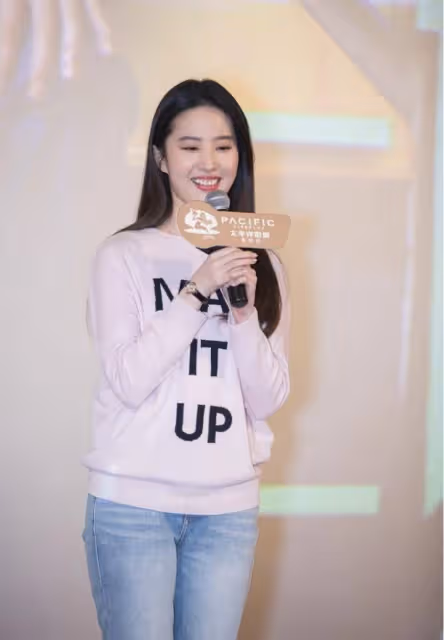 劉亦菲胖了更像「趙靈兒」,穿牛仔褲配衛衣,美成18歲的樣子