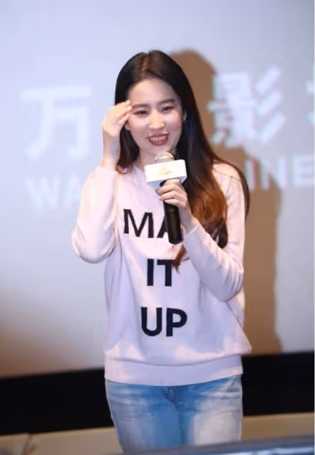 劉亦菲胖了更像「趙靈兒」,穿牛仔褲配衛衣,美成18歲的樣子