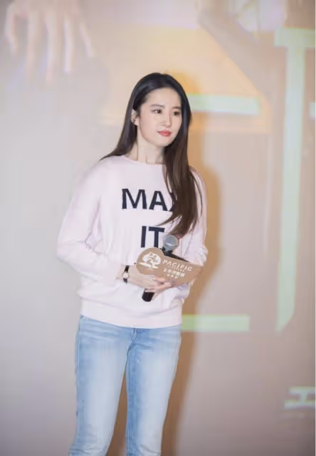 劉亦菲胖了更像「趙靈兒」,穿牛仔褲配衛衣,美成18歲的樣子