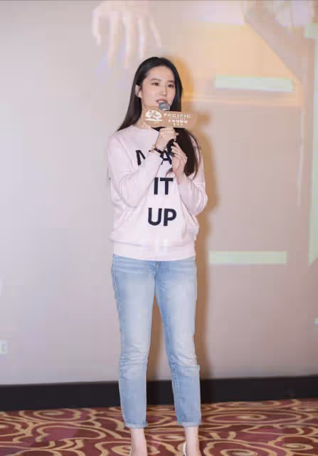 劉亦菲胖了更像「趙靈兒」,穿牛仔褲配衛衣,美成18歲的樣子