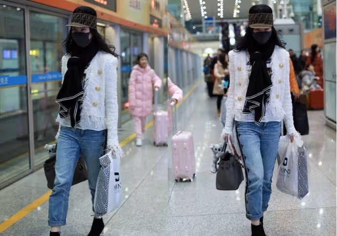 劉亦菲胖了更像「趙靈兒」,穿牛仔褲配衛衣,美成18歲的樣子