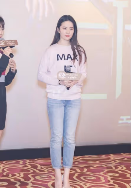 劉亦菲胖了更像「趙靈兒」,穿牛仔褲配衛衣,美成18歲的樣子