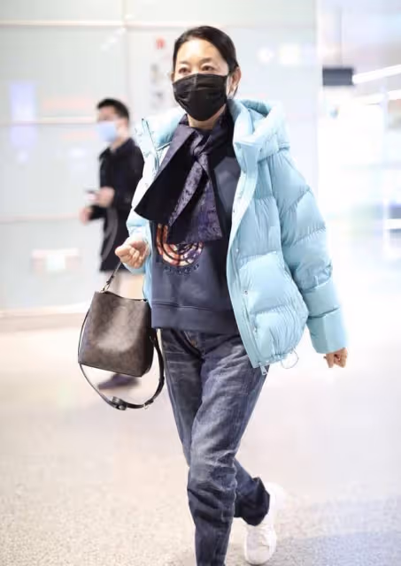 62歲的倪萍也愛扮美,穿外套都挑亮色的穿,看起來減齡20歲不止