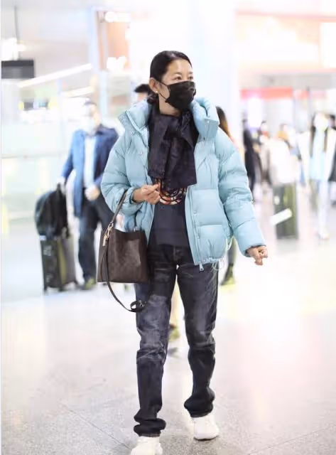 62歲的倪萍也愛扮美,穿外套都挑亮色的穿,看起來減齡20歲不止