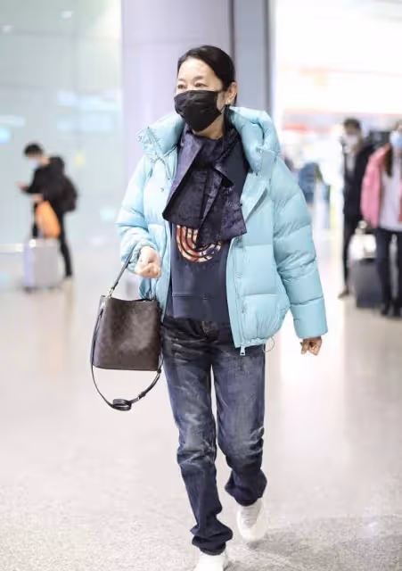 62歲的倪萍也愛扮美,穿外套都挑亮色的穿,看起來減齡20歲不止
