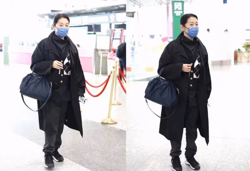 62歲的倪萍也愛扮美,穿外套都挑亮色的穿,看起來減齡20歲不止