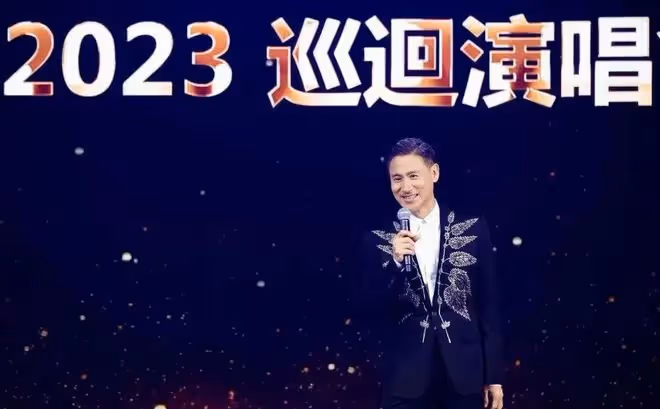 張學友演唱會上玩一字馬,《吻別》全場合唱,有人坐直升機來捧場