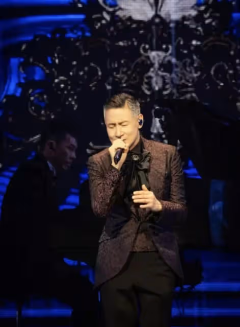 張學友演唱會上玩一字馬，《吻別》全場合唱，有人坐直升機來捧場