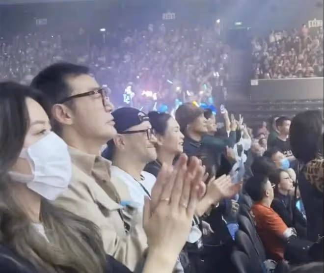 張學友演唱會上玩一字馬，《吻別》全場合唱，有人坐直升機來捧場