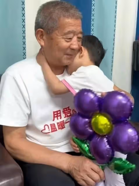 3歲天賜為72歲爸爸送祝福,未來命運讓人懸心,干姐姐表態有我呢