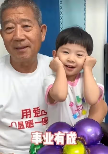3歲天賜為72歲爸爸送祝福,未來命運讓人懸心,干姐姐表態有我呢
