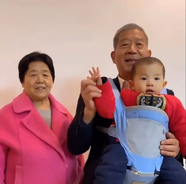 3歲天賜為72歲爸爸送祝福,未來命運讓人懸心,干姐姐表態有我呢