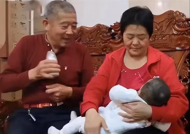 3歲天賜為72歲爸爸送祝福,未來命運讓人懸心,干姐姐表態有我呢
