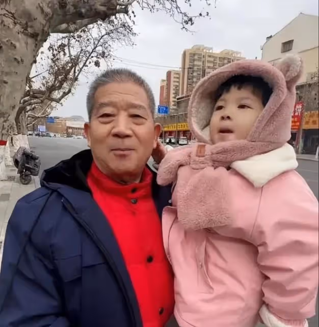 3歲天賜為72歲爸爸送祝福,未來命運讓人懸心,干姐姐表態有我呢