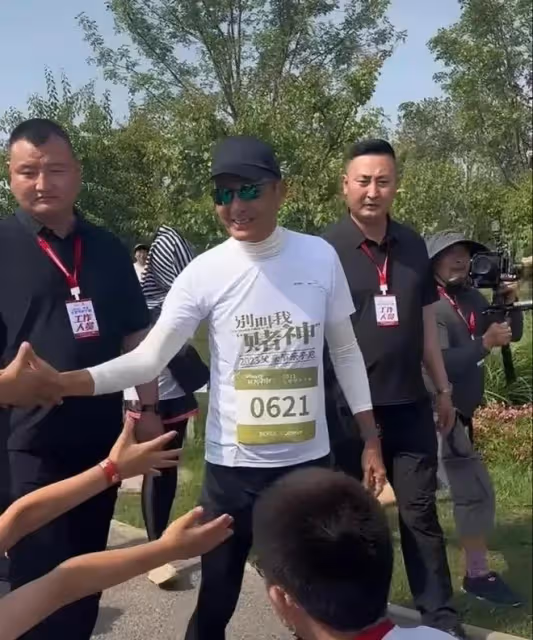 張默父親節未對張國立有任何表示,人在泰國曬豪車,至今不戀不婚