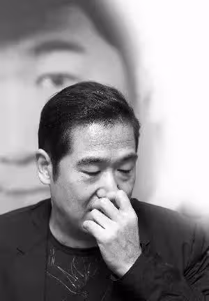 張默父親節未對張國立有任何表示，人在泰國曬豪車，至今不戀不婚