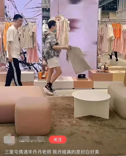 宋丹丹穿4萬華服逛奢侈品店,昂首挺胸超有派,櫃姐跟身後態度好