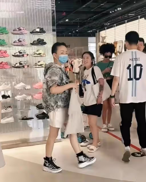 宋丹丹穿4萬華服逛奢侈品店,昂首挺胸超有派,櫃姐跟身後態度好