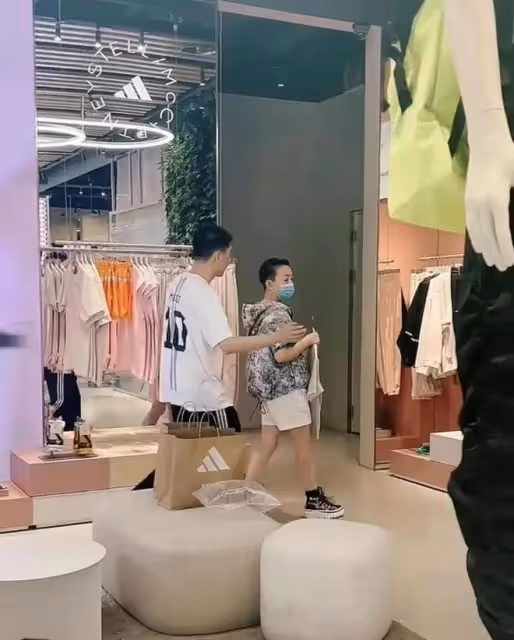 宋丹丹穿4萬華服逛奢侈品店,昂首挺胸超有派,櫃姐跟身後態度好