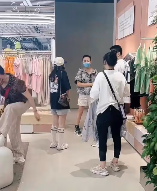 宋丹丹穿4萬華服逛奢侈品店,昂首挺胸超有派,櫃姐跟身後態度好