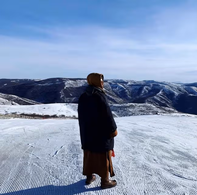 張國立兒子張默現身泰國,曬千萬豪車和頂級雪茄,近照滄桑又頹廢