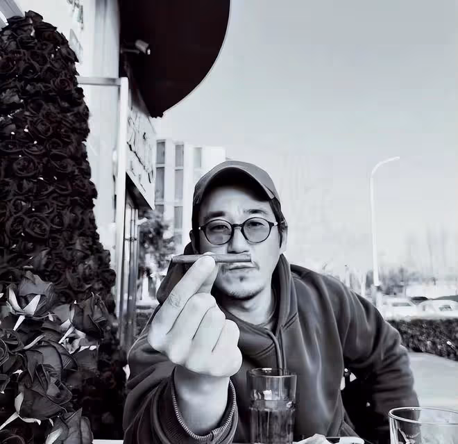 張國立兒子張默現身泰國,曬千萬豪車和頂級雪茄,近照滄桑又頹廢