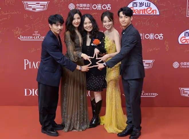 一晚兩場紅毯!楊冪美艷動人,宋佳性感大氣,胡歌大鵬獲影帝