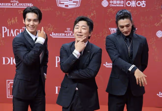 一晚兩場紅毯!楊冪美艷動人,宋佳性感大氣,胡歌大鵬獲影帝