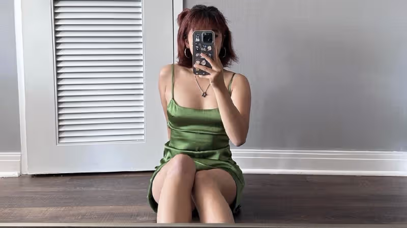 賈靜雯18歲長女曬自拍，獨自在美國慶生，穿弔帶裙身材豐腴超自信