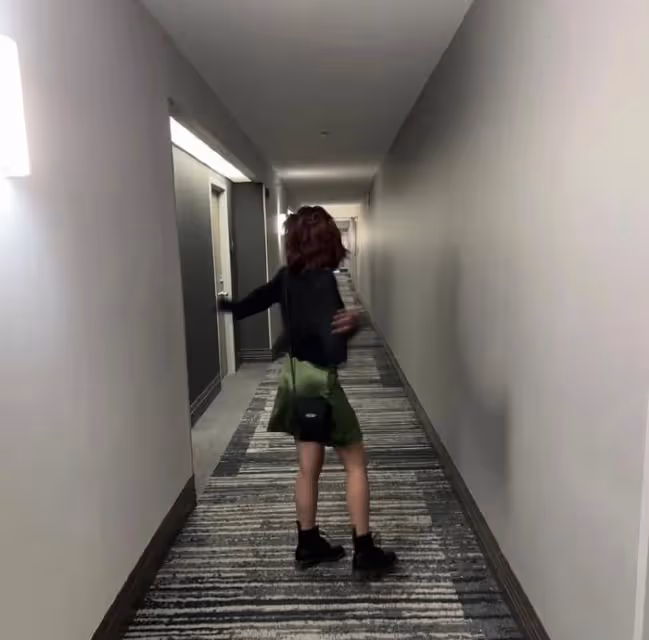 賈靜雯18歲長女曬自拍，獨自在美國慶生，穿弔帶裙身材豐腴超自信