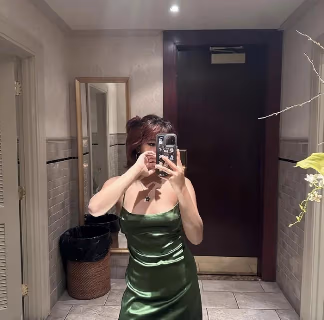賈靜雯18歲長女曬自拍，獨自在美國慶生，穿弔帶裙身材豐腴超自信
