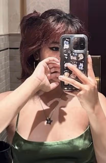 賈靜雯18歲長女曬自拍，獨自在美國慶生，穿弔帶裙身材豐腴超自信