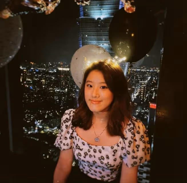 賈靜雯18歲長女曬自拍，獨自在美國慶生，穿弔帶裙身材豐腴超自信