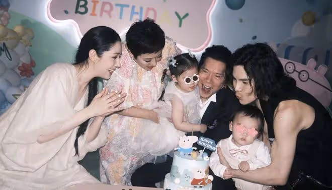 郭碧婷向佐再為1歲兒子慶生,姐弟倆無遮擋正臉意外曝光,超可愛