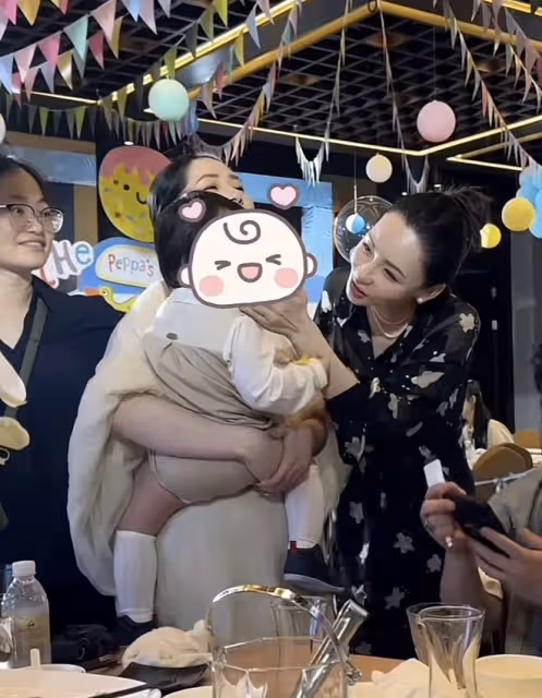 郭碧婷向佐再為1歲兒子慶生,姐弟倆無遮擋正臉意外曝光,超可愛