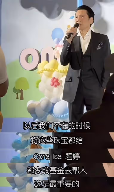 郭碧婷向佐再為1歲兒子慶生,姐弟倆無遮擋正臉意外曝光,超可愛