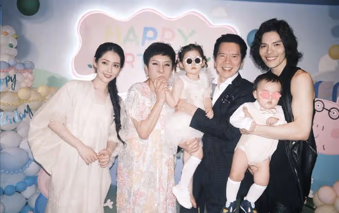 郭碧婷向佐再為1歲兒子慶生,姐弟倆無遮擋正臉意外曝光,超可愛