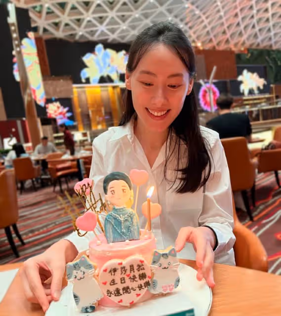 梁洛施父親節提早慶生,仨兒子精心準備蛋糕!李澤楷疑已回歸家庭