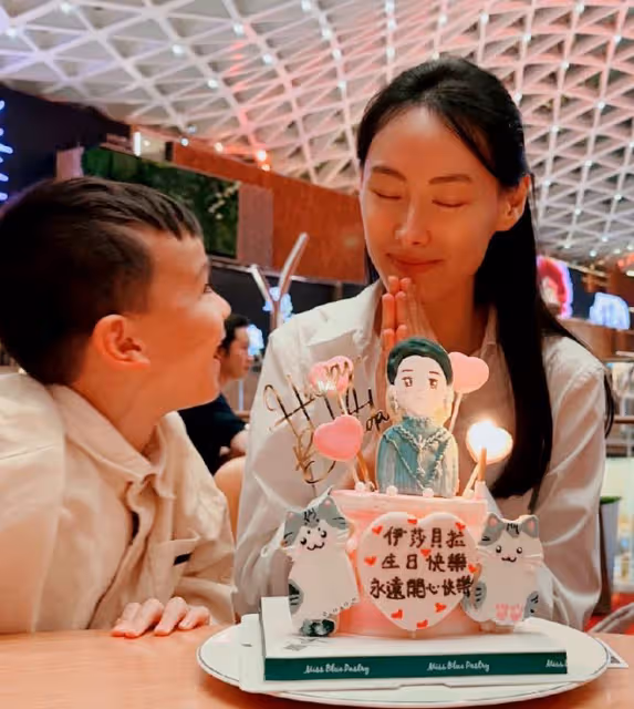 梁洛施父親節提早慶生,仨兒子精心準備蛋糕!李澤楷疑已回歸家庭