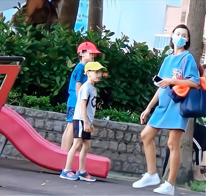 梁洛施父親節提早慶生,仨兒子精心準備蛋糕!李澤楷疑已回歸家庭