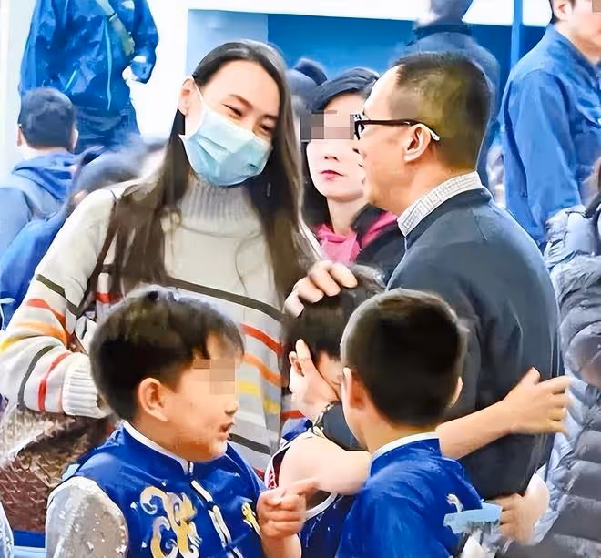 梁洛施父親節提早慶生,仨兒子精心準備蛋糕!李澤楷疑已回歸家庭