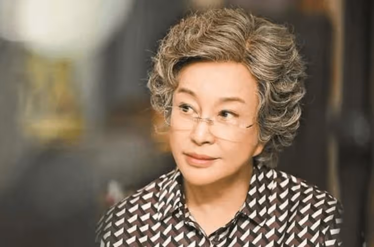 69歲劉曉慶近照,耳垂怪異幾乎與臉連在一起,面部修整太誇張