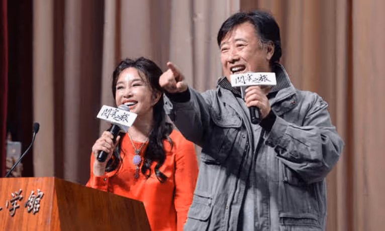 69歲劉曉慶近照,耳垂怪異幾乎與臉連在一起,面部修整太誇張