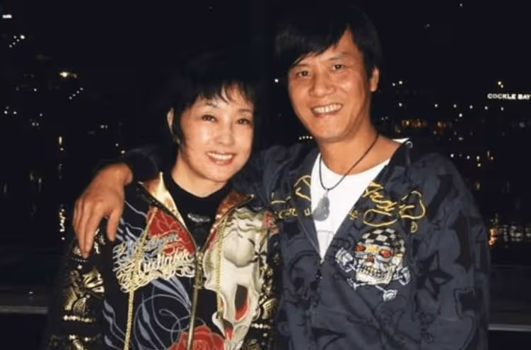 69歲劉曉慶近照,耳垂怪異幾乎與臉連在一起,面部修整太誇張