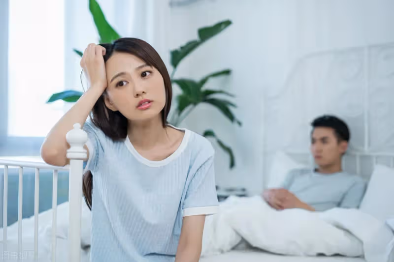 坐月子期間「丈夫出軌閨蜜」!她發現後淡定邀小三同住 不到1個月「丈夫崩潰」求原諒!