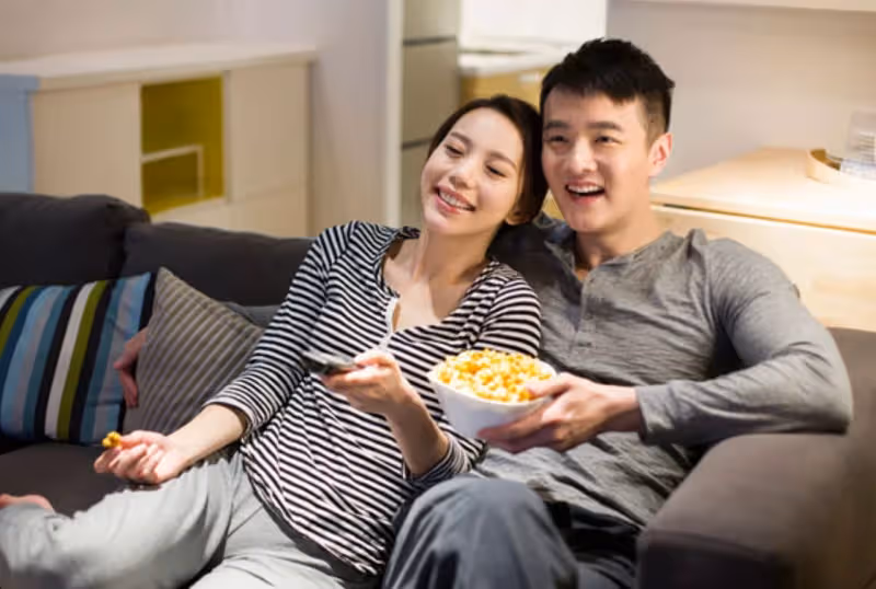坐月子期間「丈夫出軌閨蜜」！她發現後淡定邀小三同住　不到1個月「丈夫崩潰」求原諒！