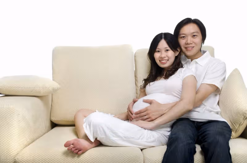 坐月子期間「丈夫出軌閨蜜」！她發現後淡定邀小三同住　不到1個月「丈夫崩潰」求原諒！